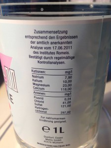 Spickzettel auf dem Etikett einer Wasserflasche