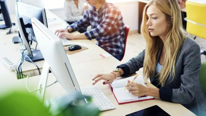 Eine Verwaltungsfachangestellte sitzt am Arbeitsplatz