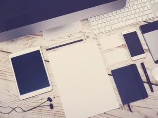 Desktop, Table und Smartphone auf einem Tisch