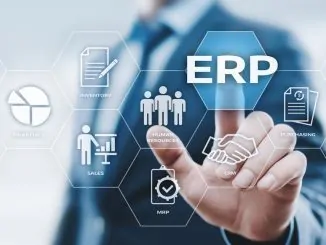 Business Mann zeigt auf ERP-Symbol