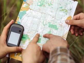 Geocaching mit Landkarte und GPS-Gerät