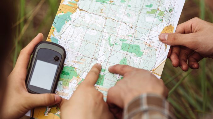 Geocaching mit Landkarte und GPS-Gerät