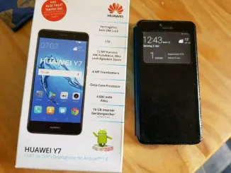 Huawei Y7 Smartphone inklusive original Verpackung liegt auf dem Tisch