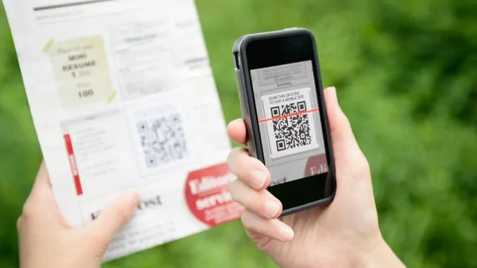 Jemand scannt einen QR-Code mit dem Smartphone