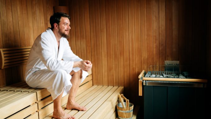 Ein Mann sitzt in einer Sauna