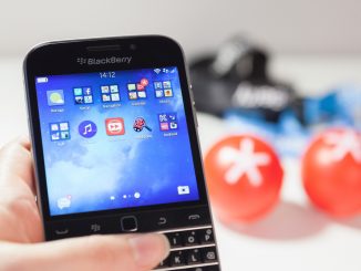 Jemand hält ein Blackberry Classic in der Hand