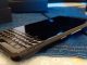 Das BlackBerry KeyOne liegt auf dem Boden