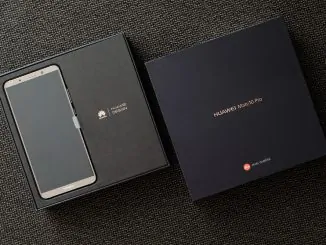 Ein Huawei Mate 10 Pro liegt in der Originalverpackung auf dem Tisch