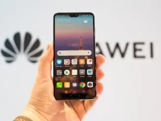 Jemand hält ein Huawei P20 Smartphone in der Hand