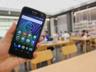 Jemand hält ein Motorola G6 plus in der Hand