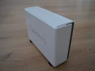 Ein Synology DS115j steht auf Holzboden