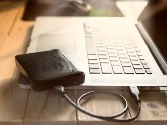 Eine externe Festplatte, die an einem Notebook angeschlossen ist.