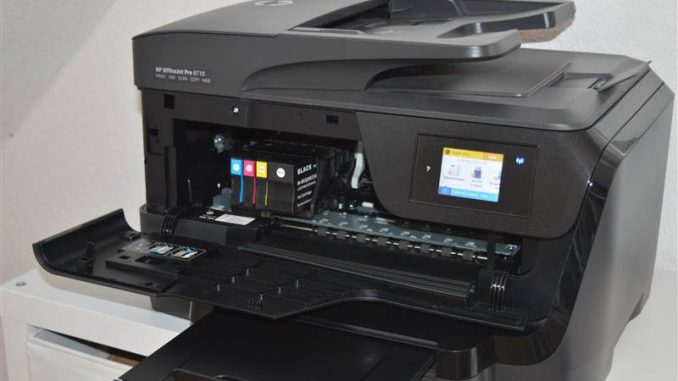 Ein schwarzer HP Drucker mit Scanfunktion und Druckerpatronen