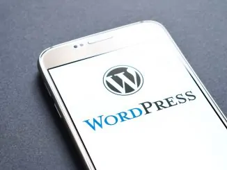 Wordpress Schriftzug auf dem Display eines Smartphones