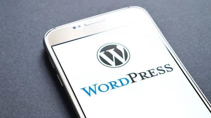 Wordpress Schriftzug auf dem Display eines Smartphones