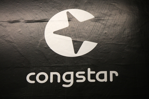 Das weiße Congstar-Logo auf dunklem Hintergrund