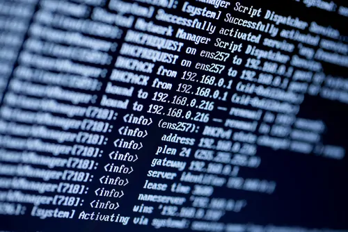 Was bedeutet IP-Masquerading? IP-Adressen auf schwarzem Hintergrund