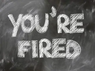 "You are Fired" steht in weißer Schrift auf einer Schieferntafel