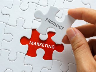 Ein weißes Puzzle mit der Aufschrift Marketing und Product