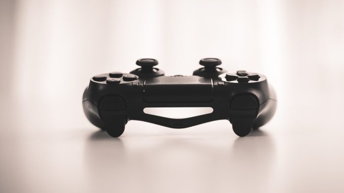 Playstation 4 Controller liegt auf dem Tisch