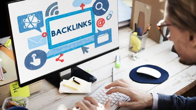 Backlinks steht auf einem Monitor in blauer Schrift