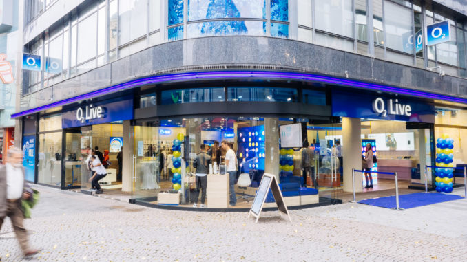 o2 Prepaid Surfstick-Tarife im Vergleich Frontansicht der o2 Filiale in Köln