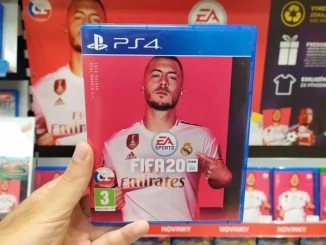 Hand hält Fifa 20 für PS4 im Laden vor die Kamera.