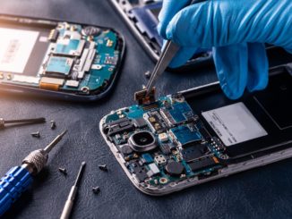 Zerlegtes Smartphone auf dem Tisch wird repariert