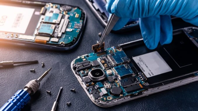 Handy Reparatur: Lohnt sie sich? Zerlegtes Smartphone auf dem Tisch wird repariert