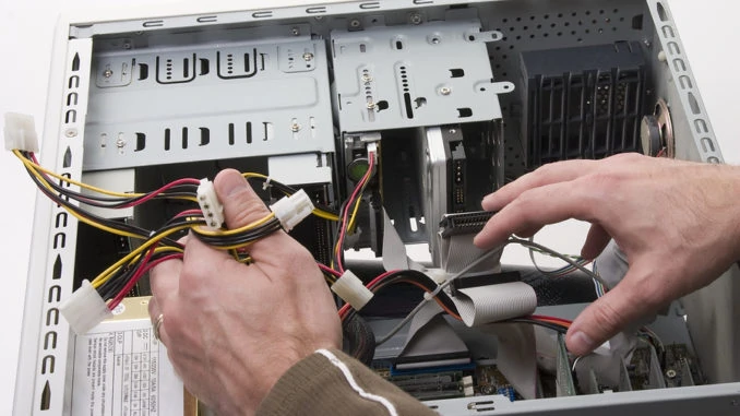Ein Mann repariert einen Desktop-Computer