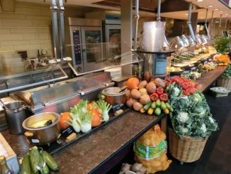 Kantine mit reichlich gesundem Essen