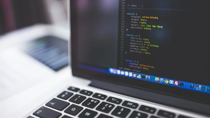 Datensicherung im Unternehmen – Wie wichtig Backups sind Laptop mit HTML Daten auf dem Bildschirm