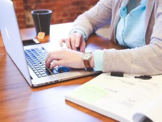 Frau sitzt am Laptop