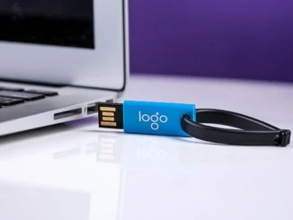 USB Stick liegt neben Laptop