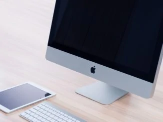 Apple iMac steht auf dem Tisch und iPad liegt davor