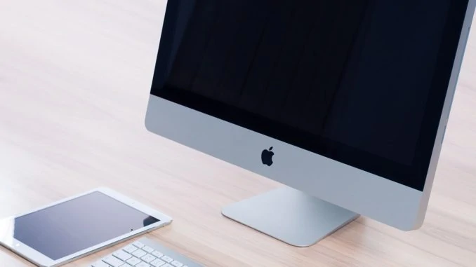 Apple iMac steht auf dem Tisch und iPad liegt davor