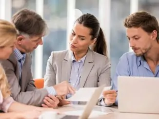 Büromitarbeiter sitzen zusammen im Meeting