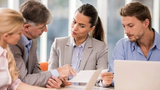 Büromitarbeiter sitzen zusammen im Meeting