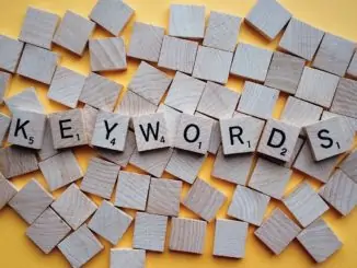 Scrabblesteine bilden das Wort "Keywords"