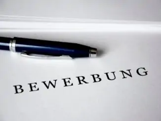 Kugelschreiber liegt auf Bewerbungsschreiben