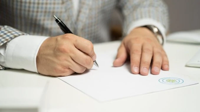 Ausbildungsvertrag kündigen: Voraussetzungen, Ablauf und potentielle Fallstricke Dokument wird unterschrieben