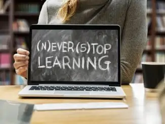 Laptop mit Grafik "never stop learning"