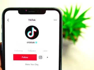 TikTok App geöffnet auf dem Handy