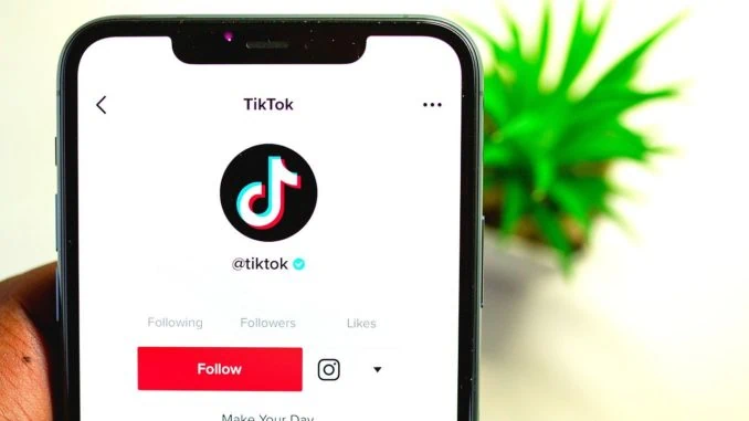 TikTok App geöffnet auf dem Handy