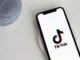 TikTok Logo auf Handydisplay