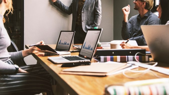 Mitarbeiter sitzen im Meeting mit Chef