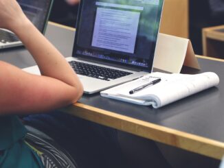 Frau schreibt Bewerbung am Laptop