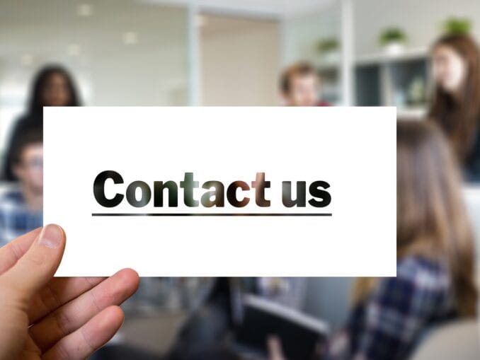 Grafik mit Schriftzug "Contact us"