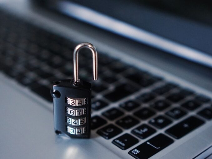 Bügelschloss steht auf Laptoptastatur